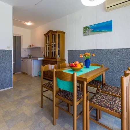 Elvira Apartman *